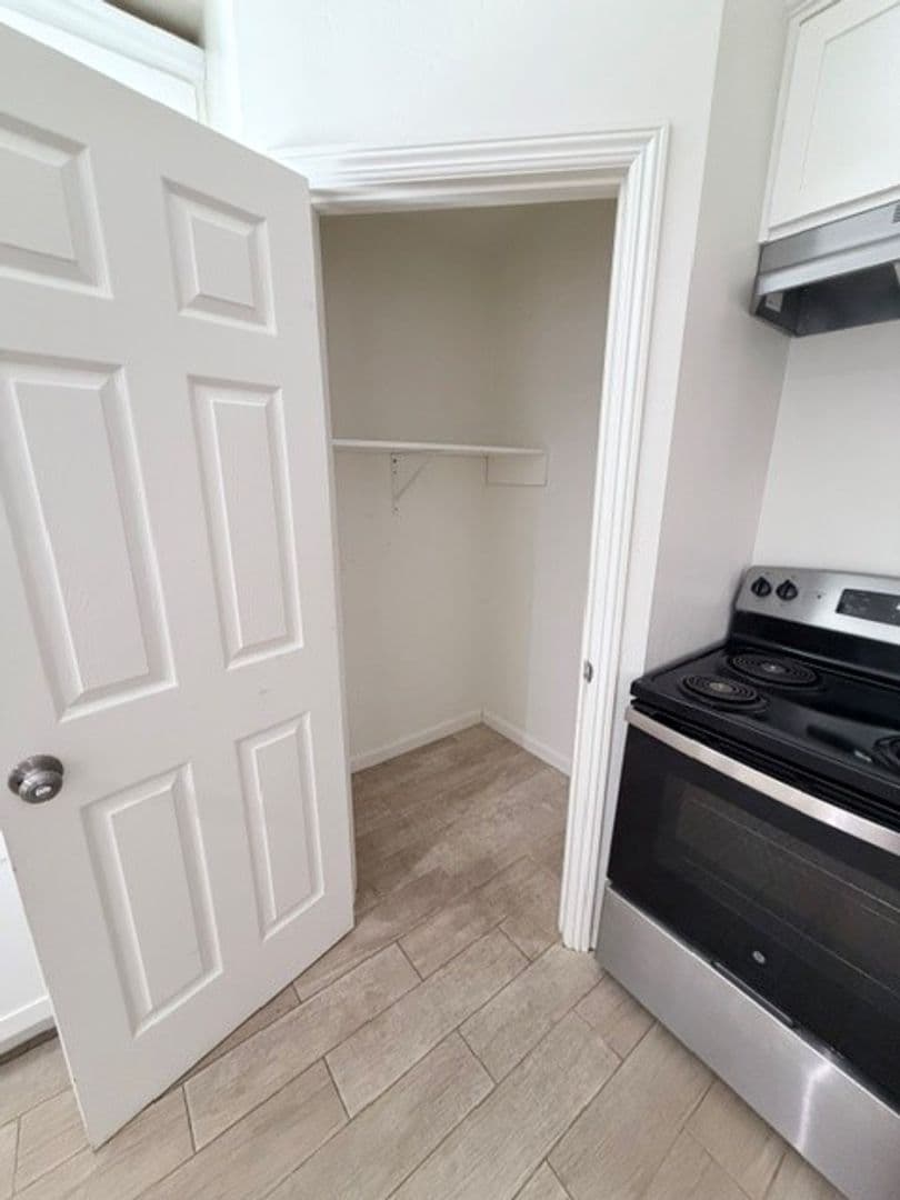 Bakersfield Apartment: 1222 Jeffrey St