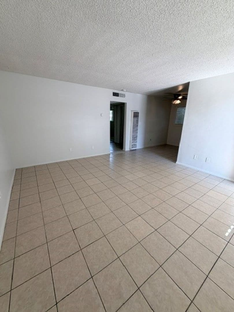 Bakerfsfield Apartment: 1901 Buena Vista St