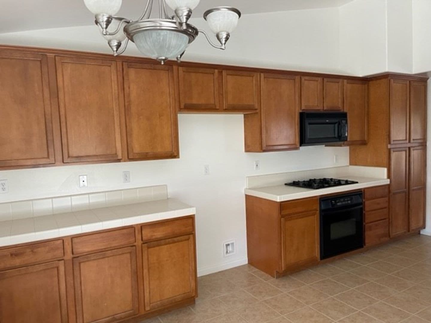 Bakersfield House: 104 Cedmont Dr.