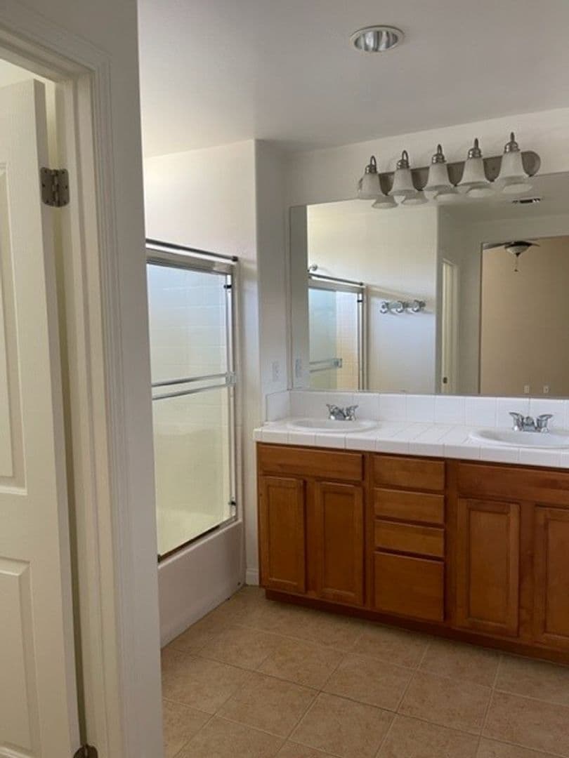 Bakersfield House: 104 Cedmont Dr.
