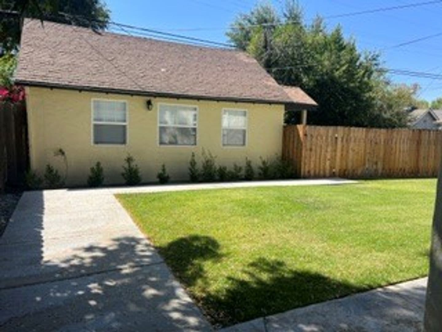 Bakersfield House: 2701 San Emidio St #B