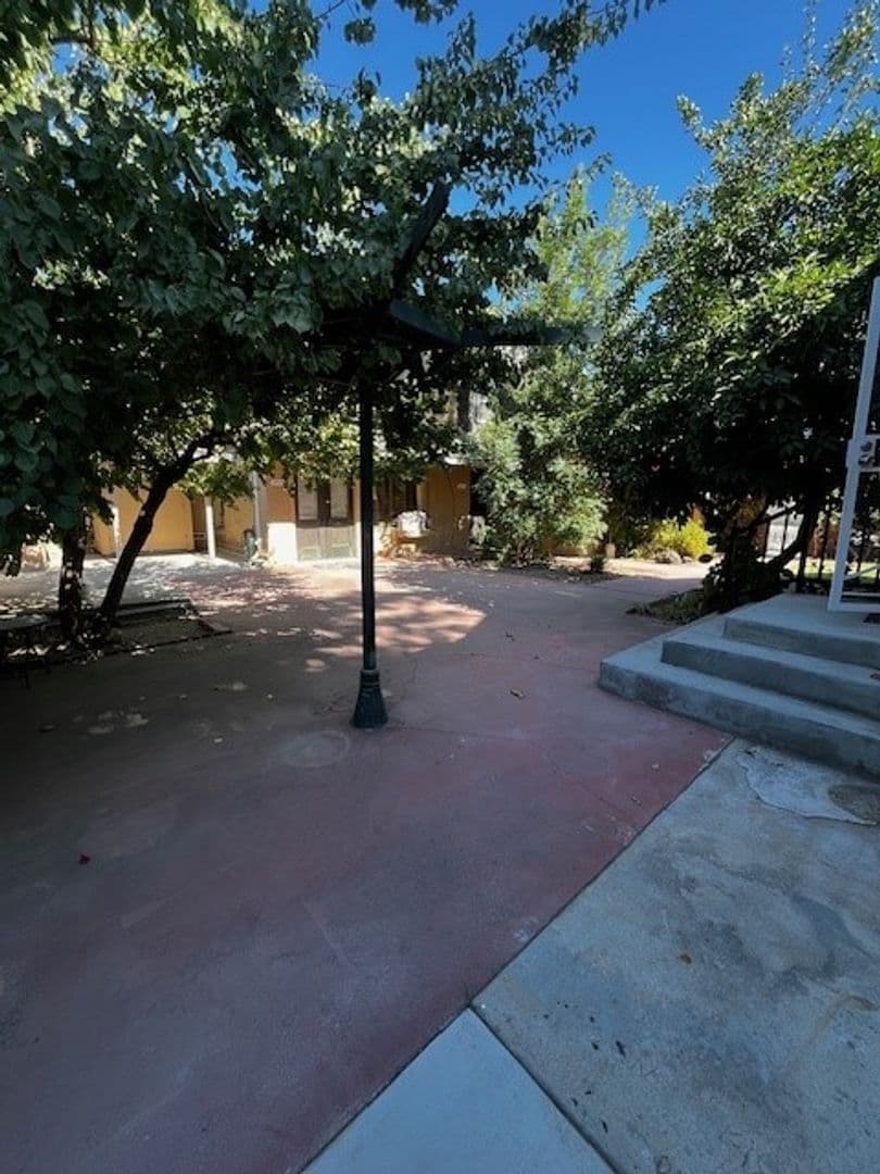 Bakersfield Apartment: 2104 B St