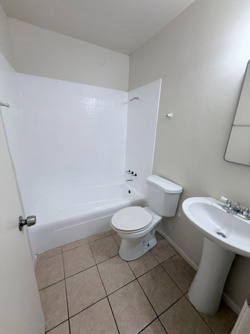 Bakerfsfield Apartment: 1901 Buena Vista St