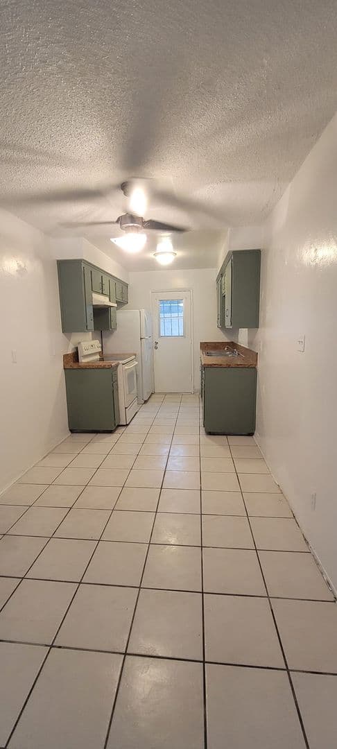 Bakersfield Apartment: 2711 San Dimas St 2140