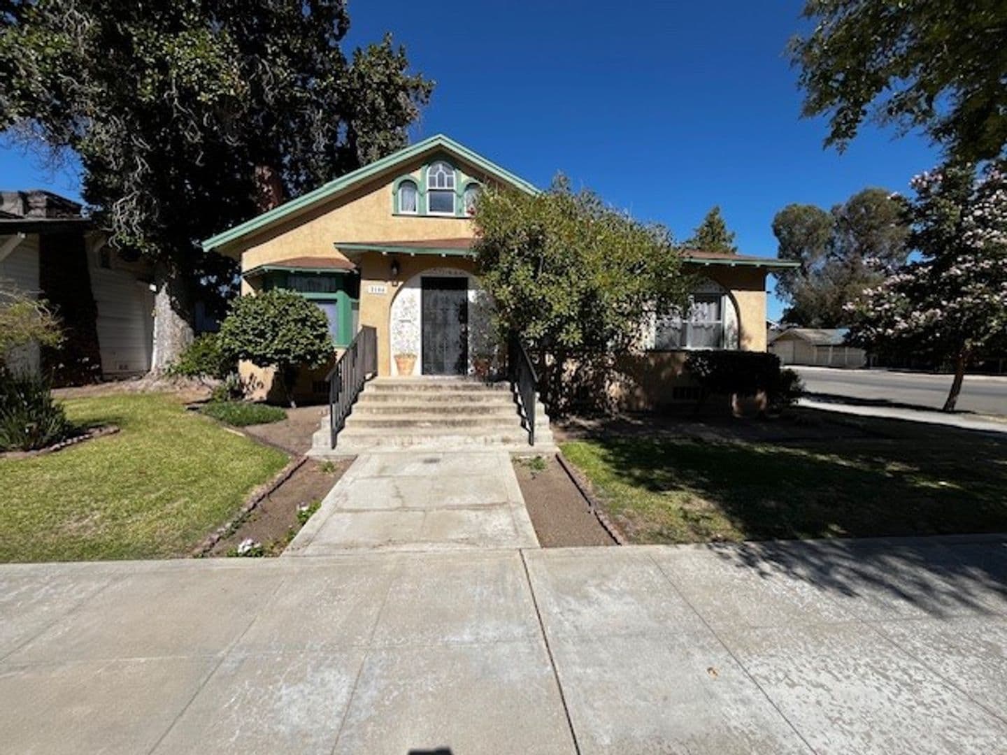 Bakersfield Apartment: 2104 B St