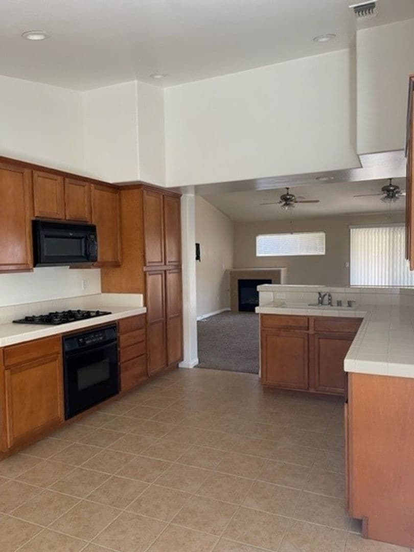 Bakersfield House: 104 Cedmont Dr.