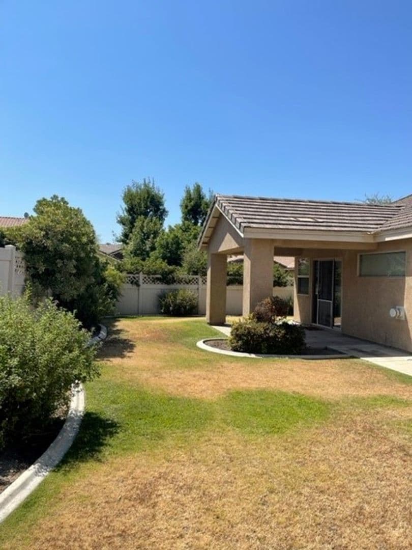 Bakersfield House: 104 Cedmont Dr.