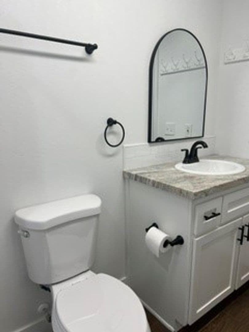 Bakersfield House: 2701 San Emidio St #B