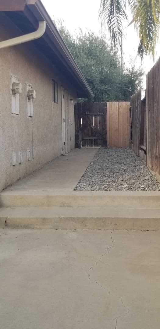 Bakersfield Apartment: 325 W. China Grade Loop #A&#B