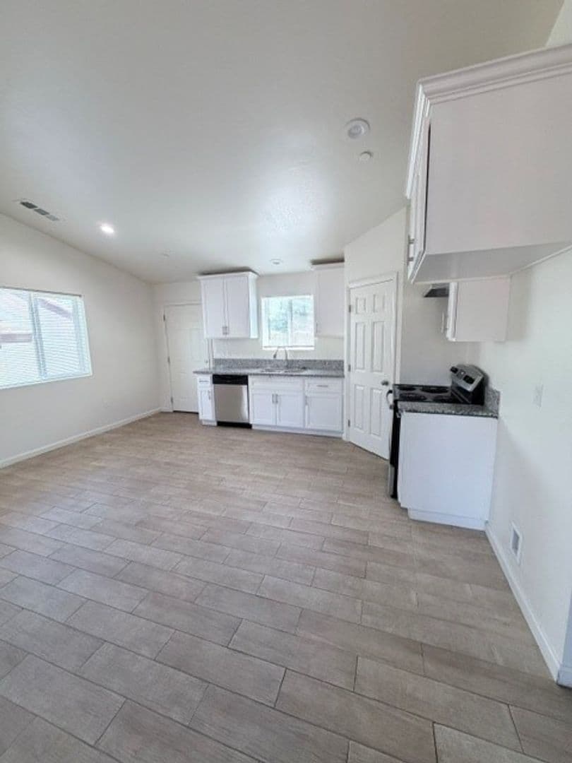 Bakersfield Apartment: 1222 Jeffrey St