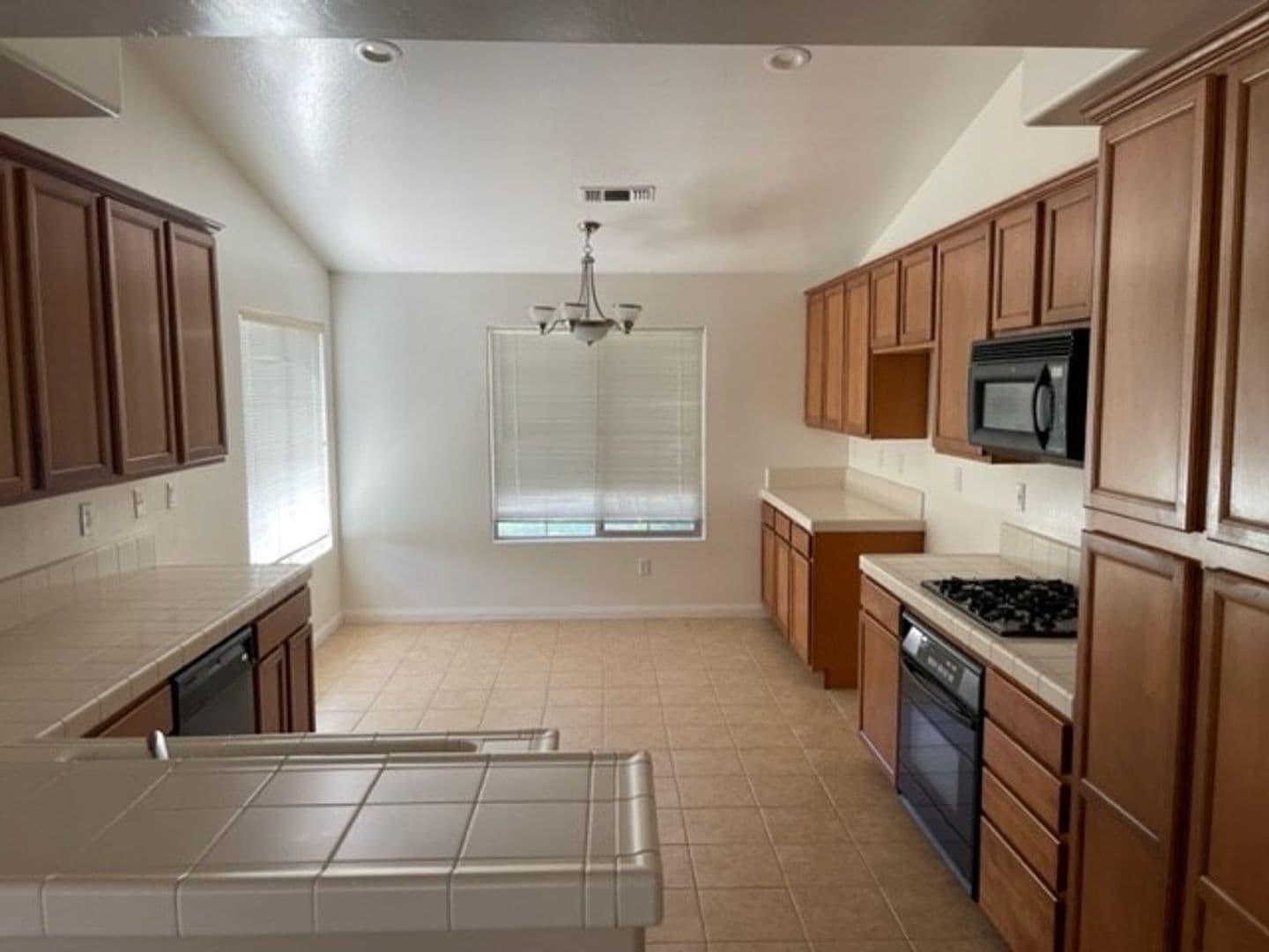 Bakersfield House: 104 Cedmont Dr.