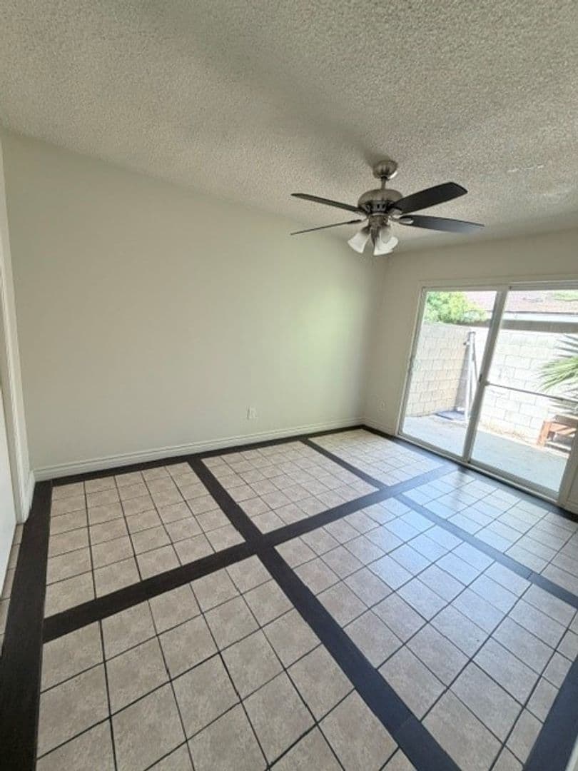 Bakerfsfield Apartment: 1901 Buena Vista St