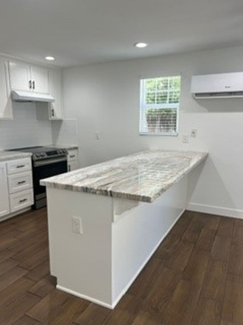Bakersfield House: 2701 San Emidio St #B