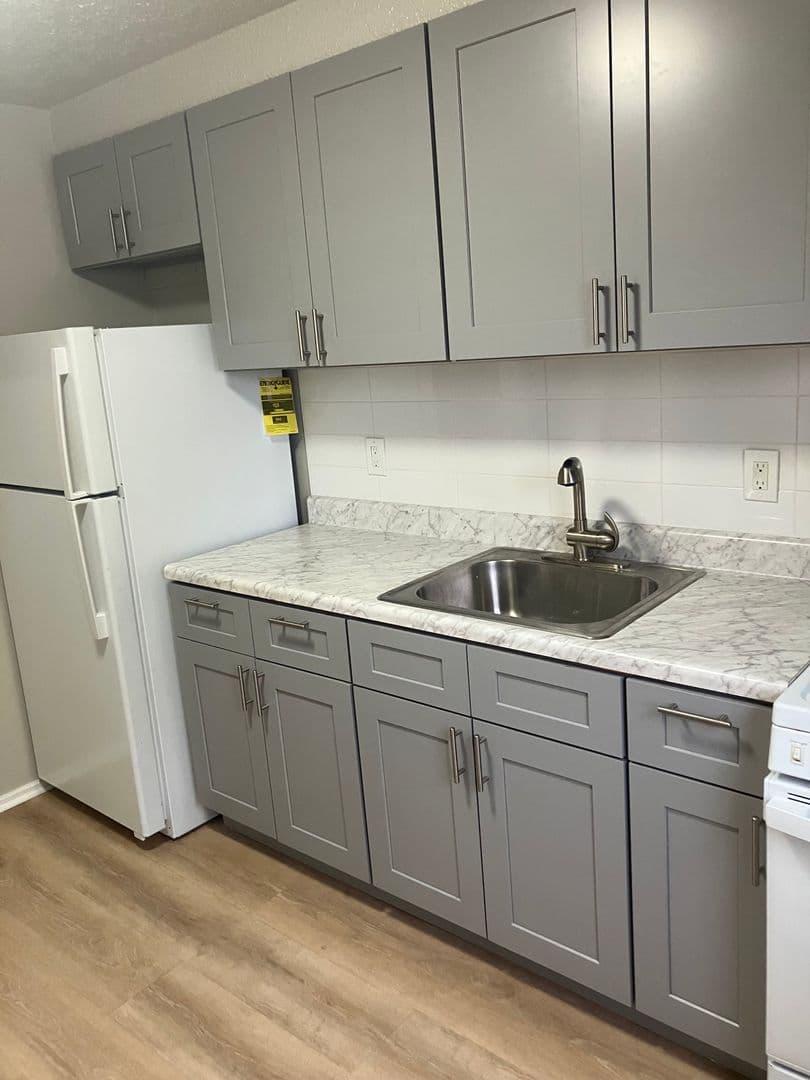 Fort Lee Apartment: 421, 427-31, 435, 441-45 Main St., 2007 Linwood Ave.