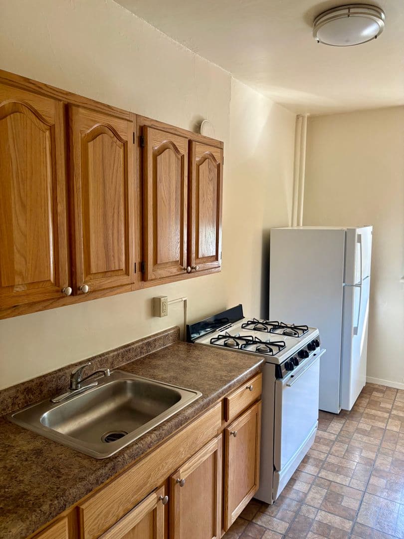 Hasbrouck Heights Apartment: 10 Hasbrouck Ave.