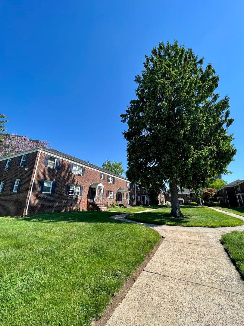 Fort Lee Apartment: 421, 427-31, 435, 441-45 Main St., 2007 Linwood Ave.