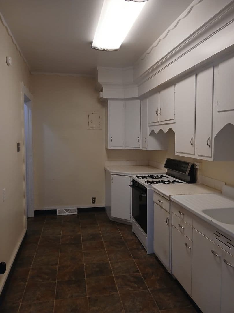 Jackson Apartment: 200 Steward Avenue