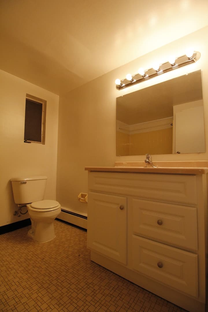Oaklyn Apartment: 5 W Oakland Ave
