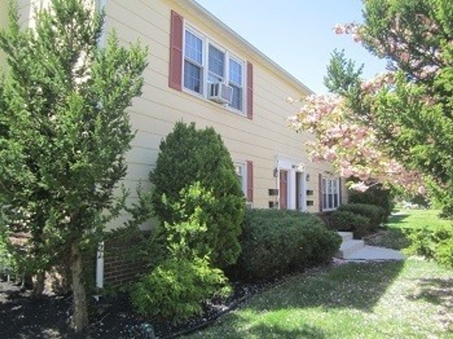 Magnolia Apartment: 300 W Adams Ave