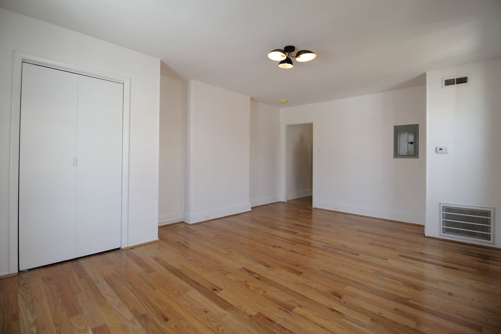 Philadelphia Apartment: 1927 Spring Garden - 1927 | 3R