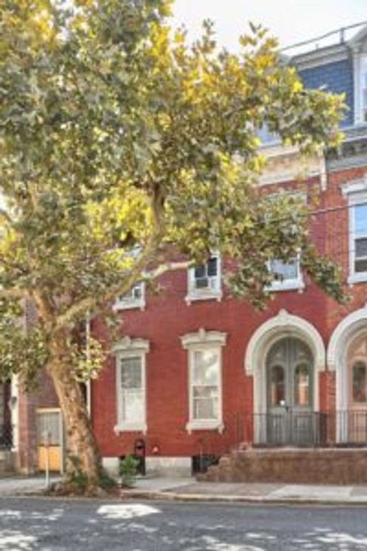 Carlisle Apartment: 150 W Louther St