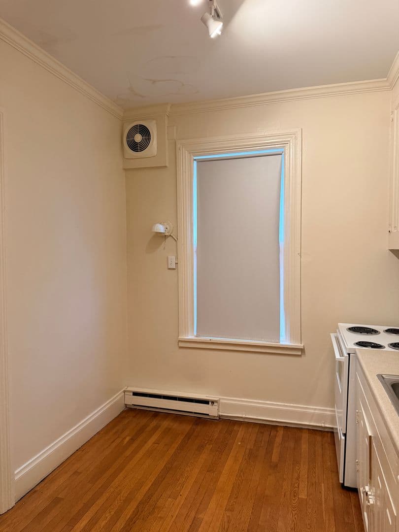 Carlisle Apartment: 150 W Louther St