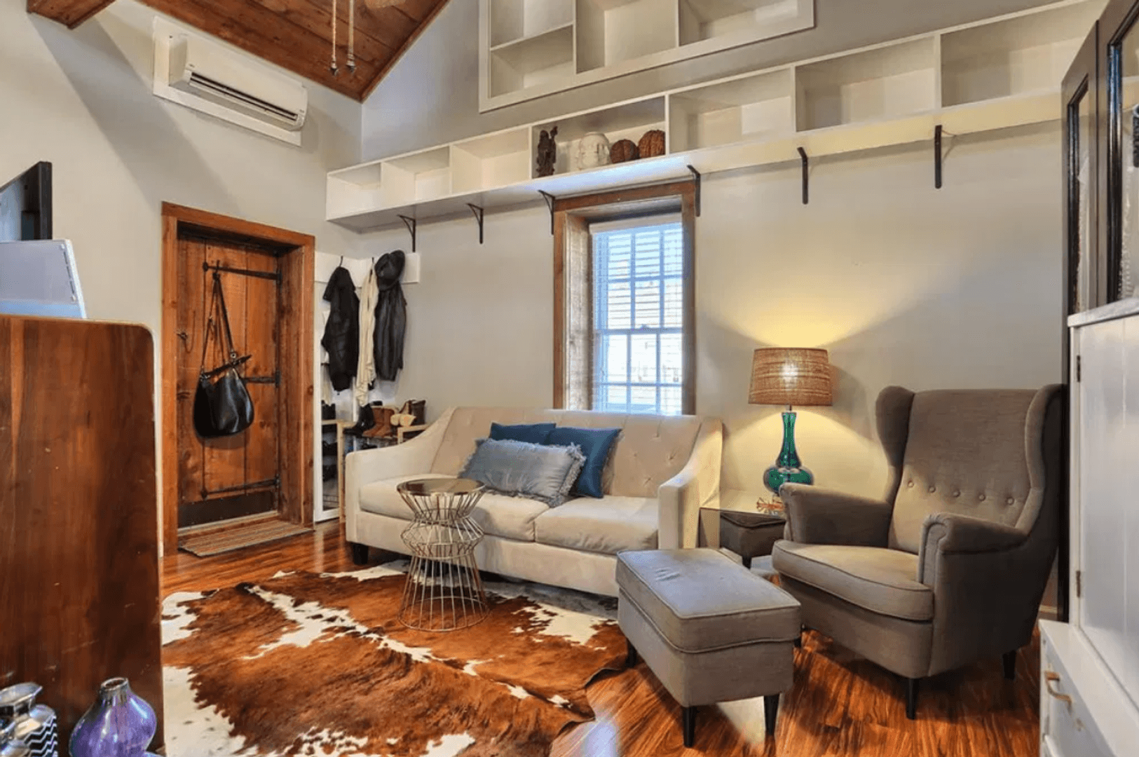 Carlisle House: 116 Dickinson Ave