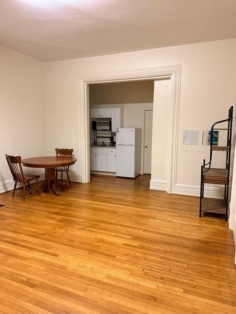 Carlisle Apartment: 150 W Louther St