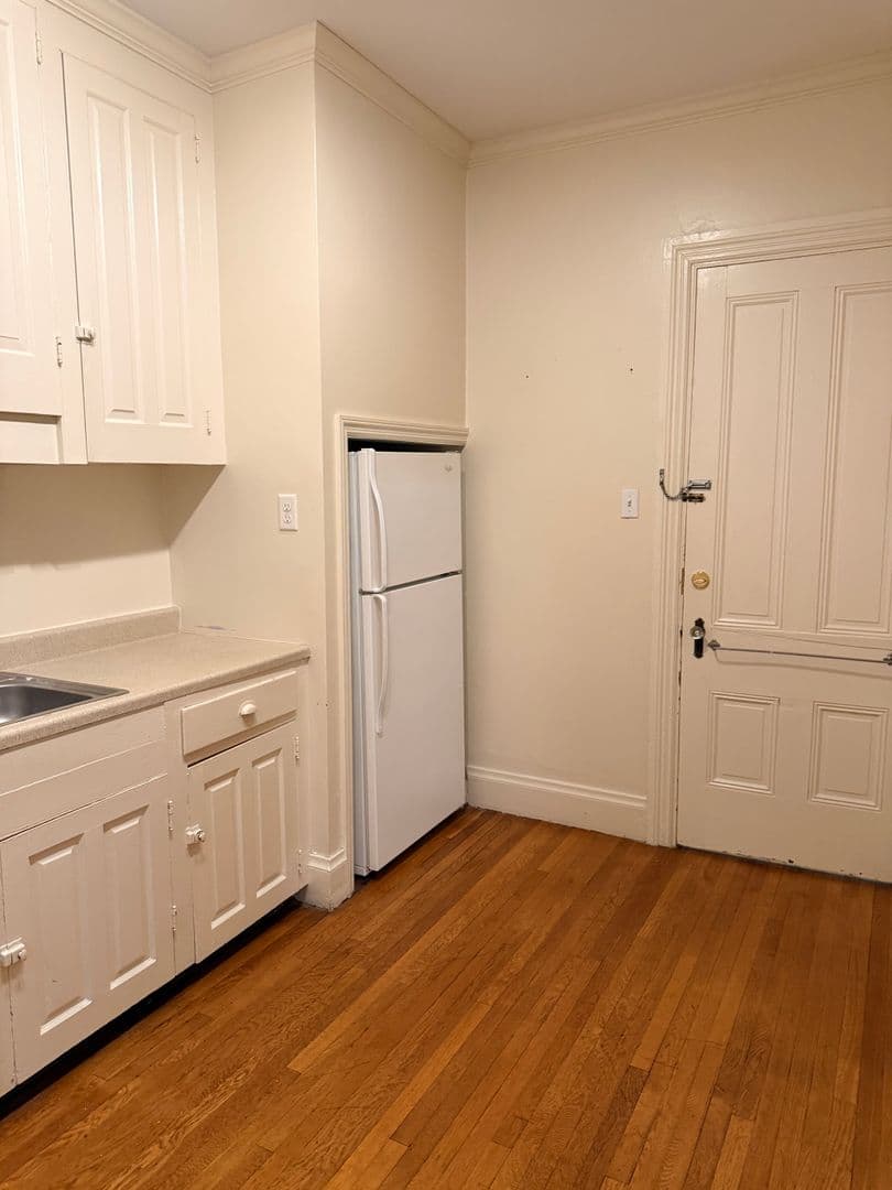 Carlisle Apartment: 150 W Louther St