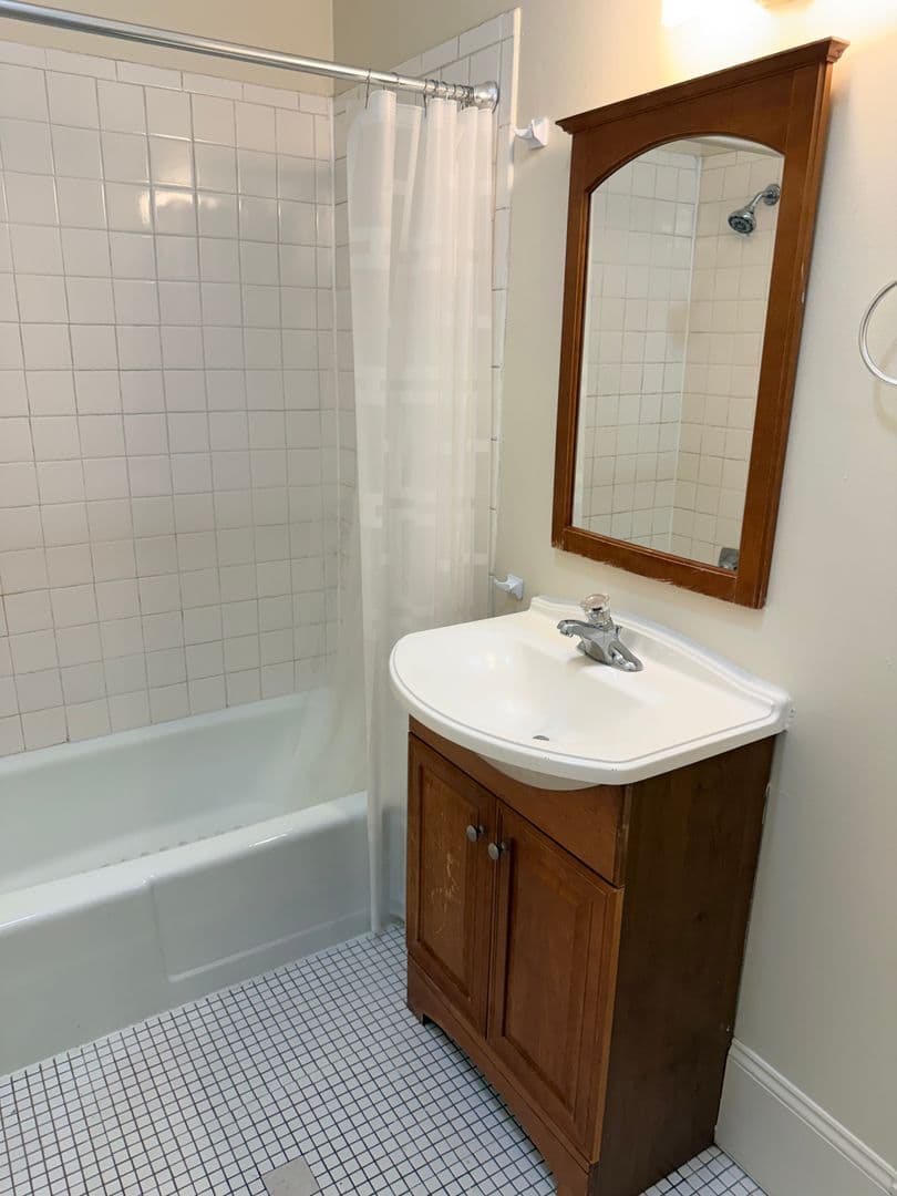 Carlisle Apartment: 150 W Louther St