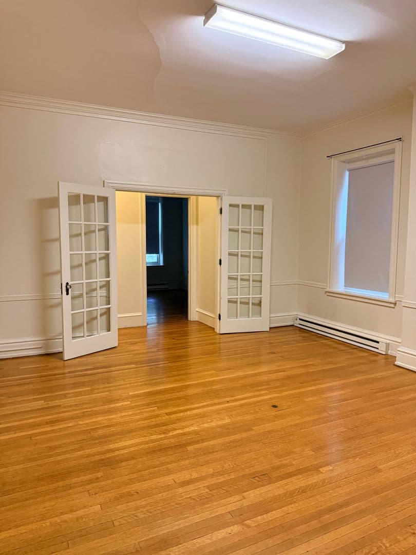 Carlisle Apartment: 150 W Louther St