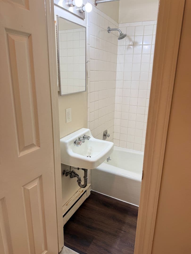 Carlisle Apartment: 150 W Louther St