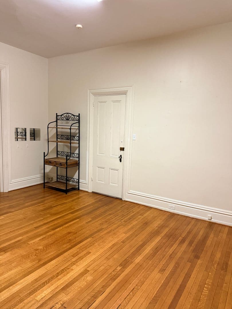 Carlisle Apartment: 150 W Louther St