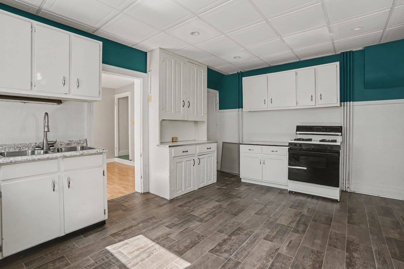 Carlisle House: 169 E Pomfret St