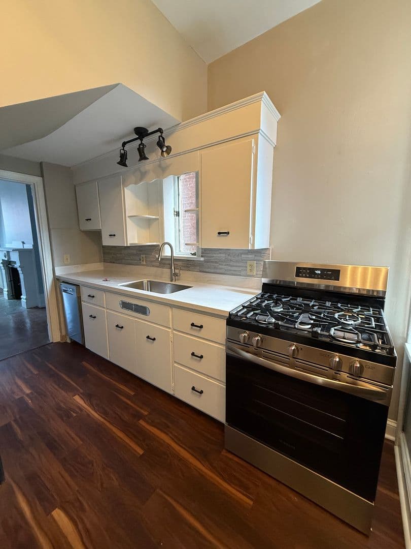Carlisle Apartment: 242 S Hanover St