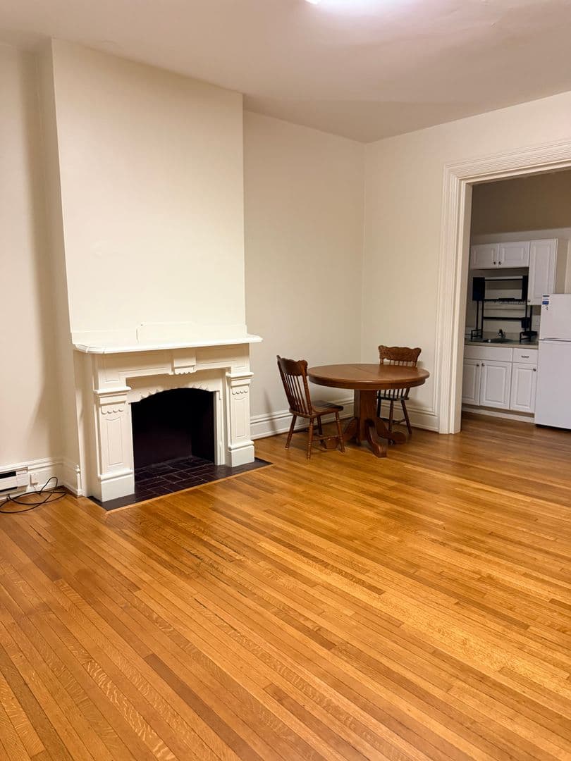 Carlisle Apartment: 150 W Louther St