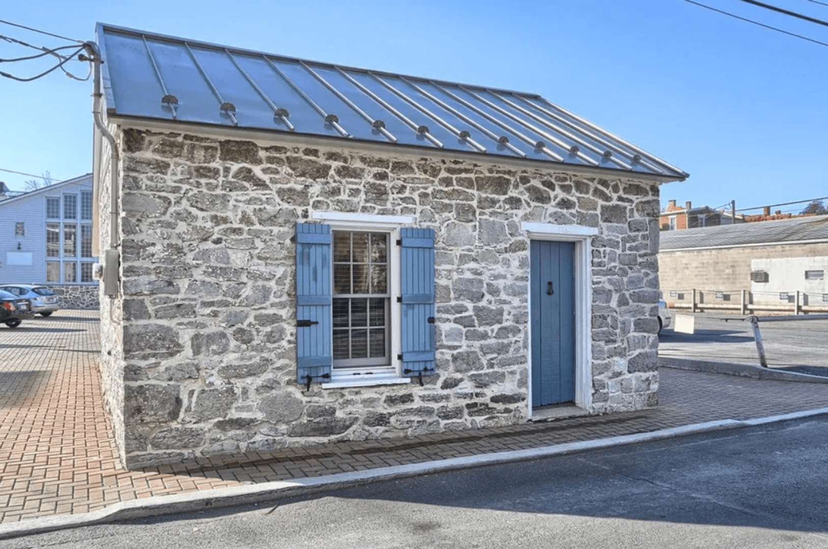 Carlisle House: 116 Dickinson Ave