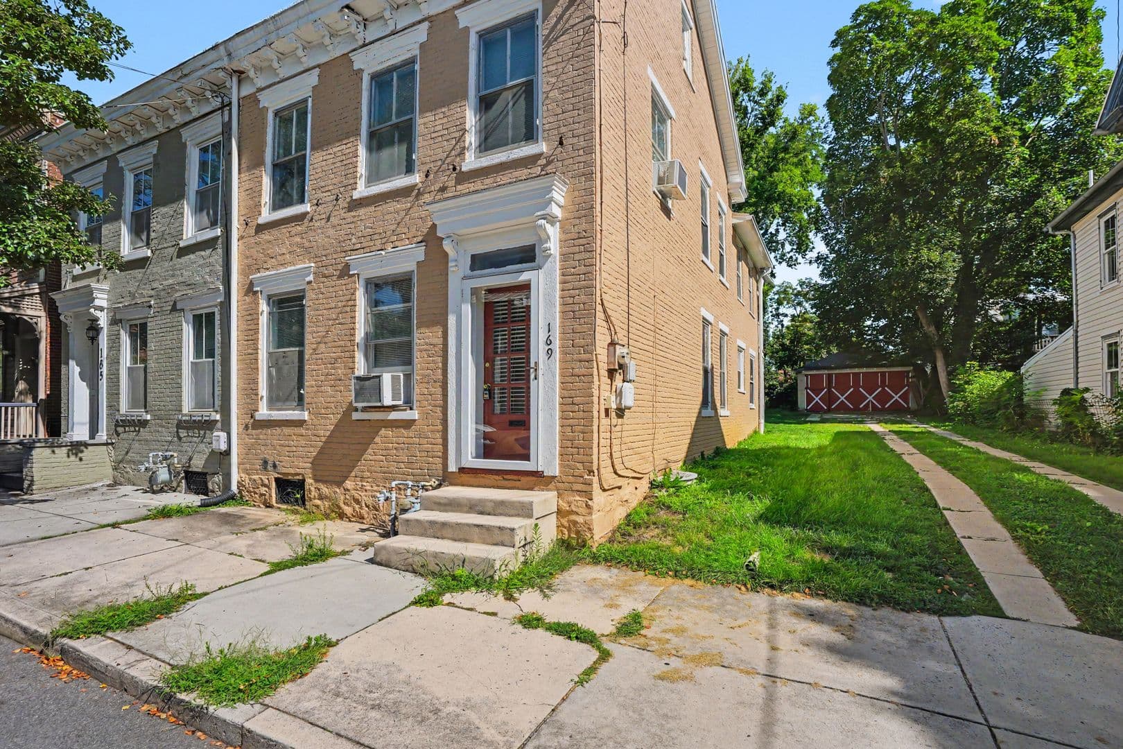 Carlisle House: 169 E Pomfret St