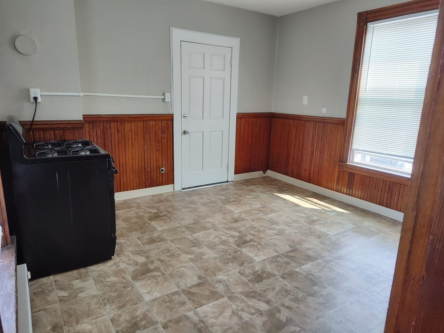 Manchester Apartment: 487 Cartier St