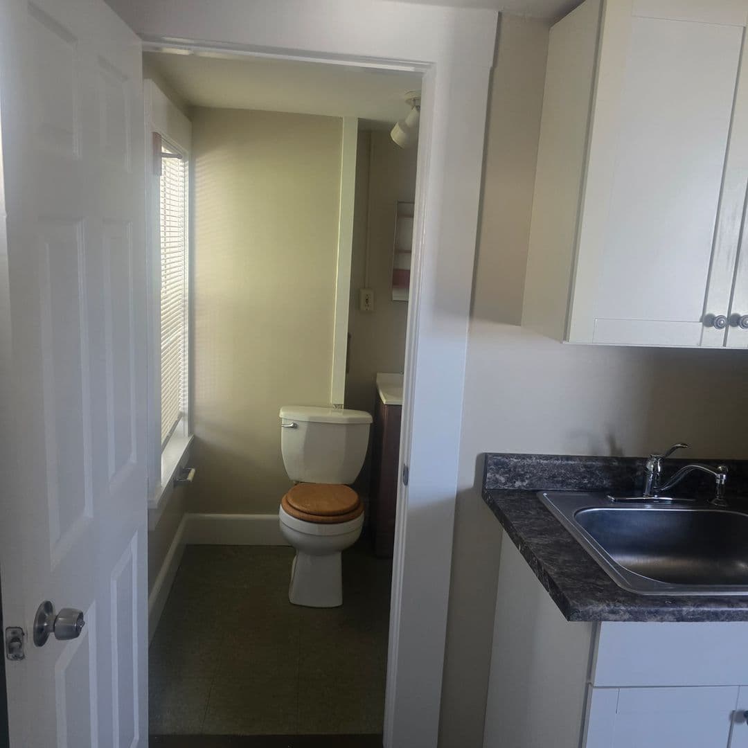 Manchester Apartment: 372 Amherst St