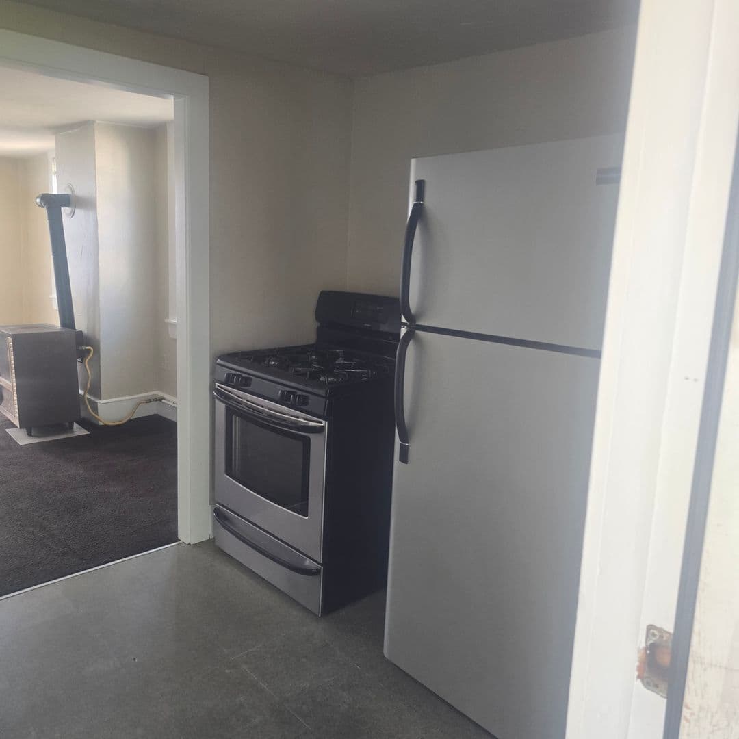 Manchester Apartment: 372 Amherst St
