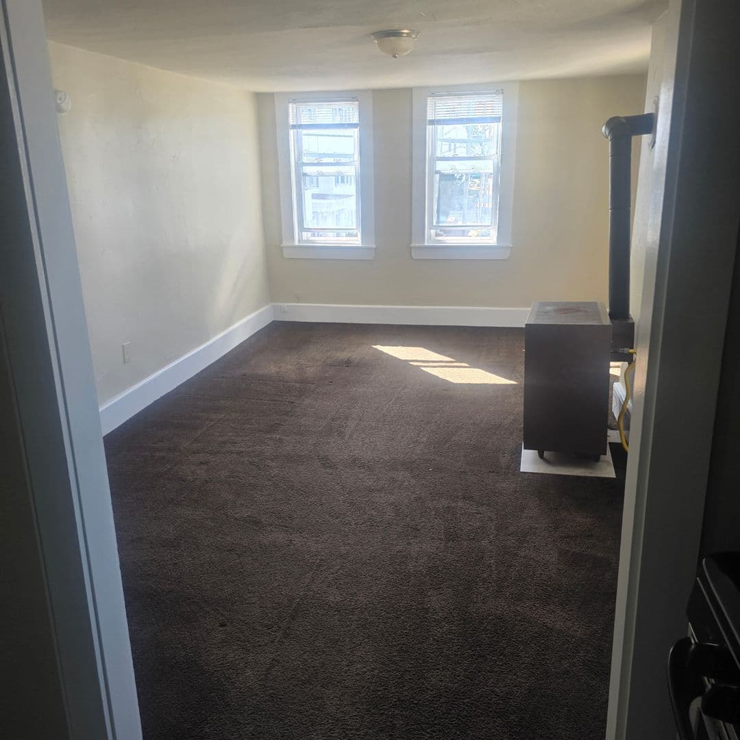 Manchester Apartment: 372 Amherst St