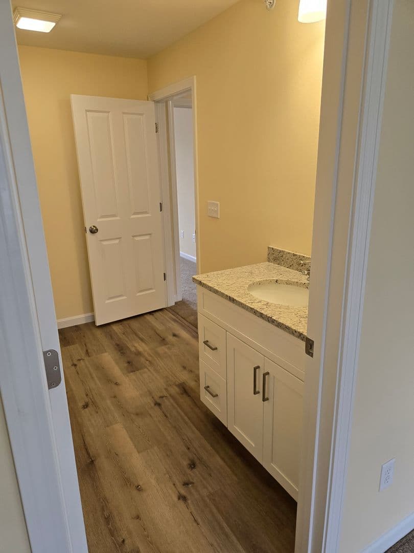 Hooksett Apartment: 2 Megway Ct.
