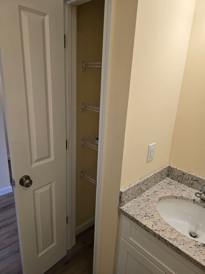 Hooksett Apartment: 2 Megway Ct.
