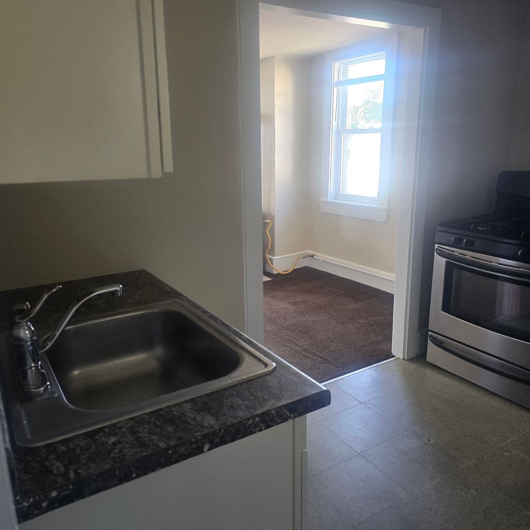 Manchester Apartment: 372 Amherst St