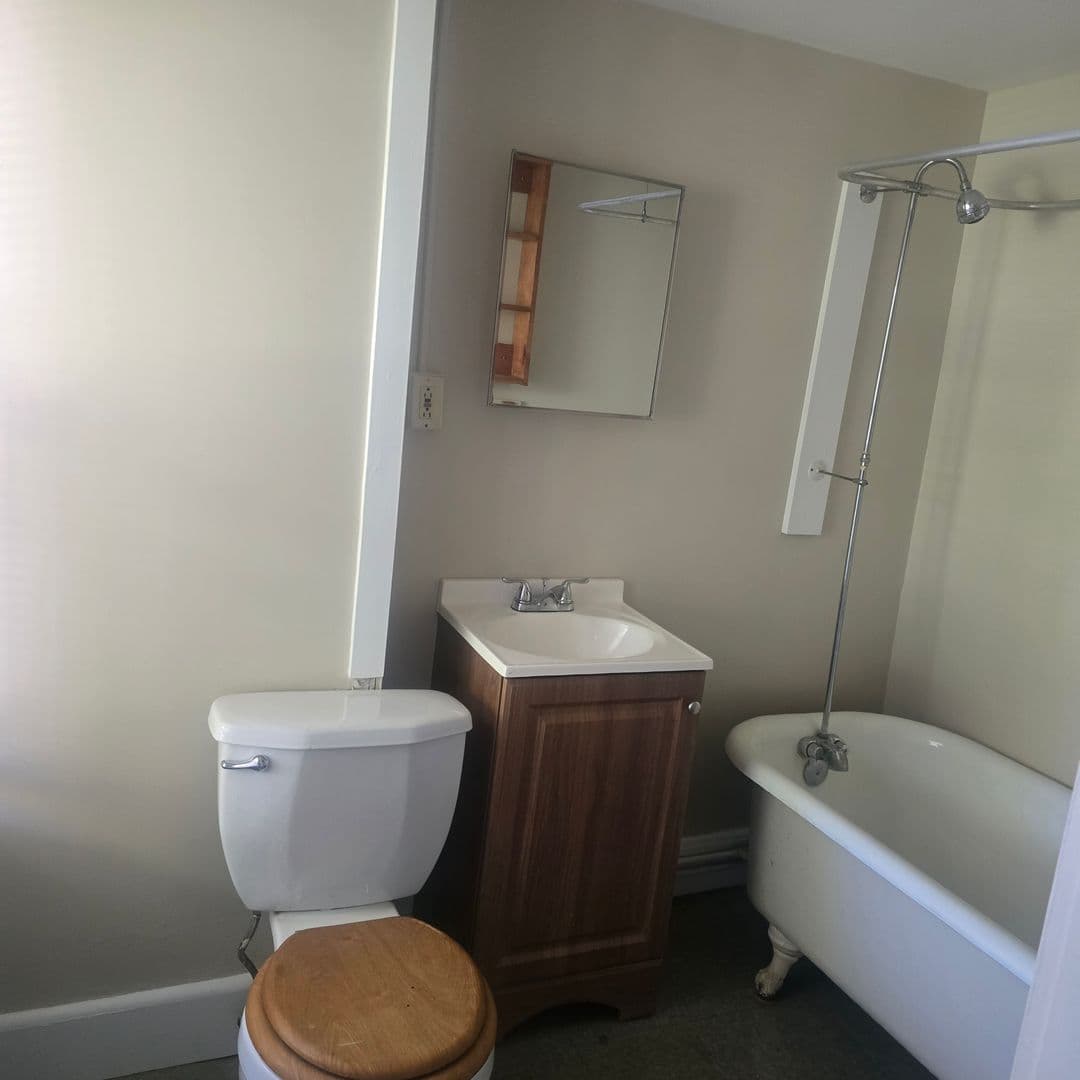 Manchester Apartment: 372 Amherst St