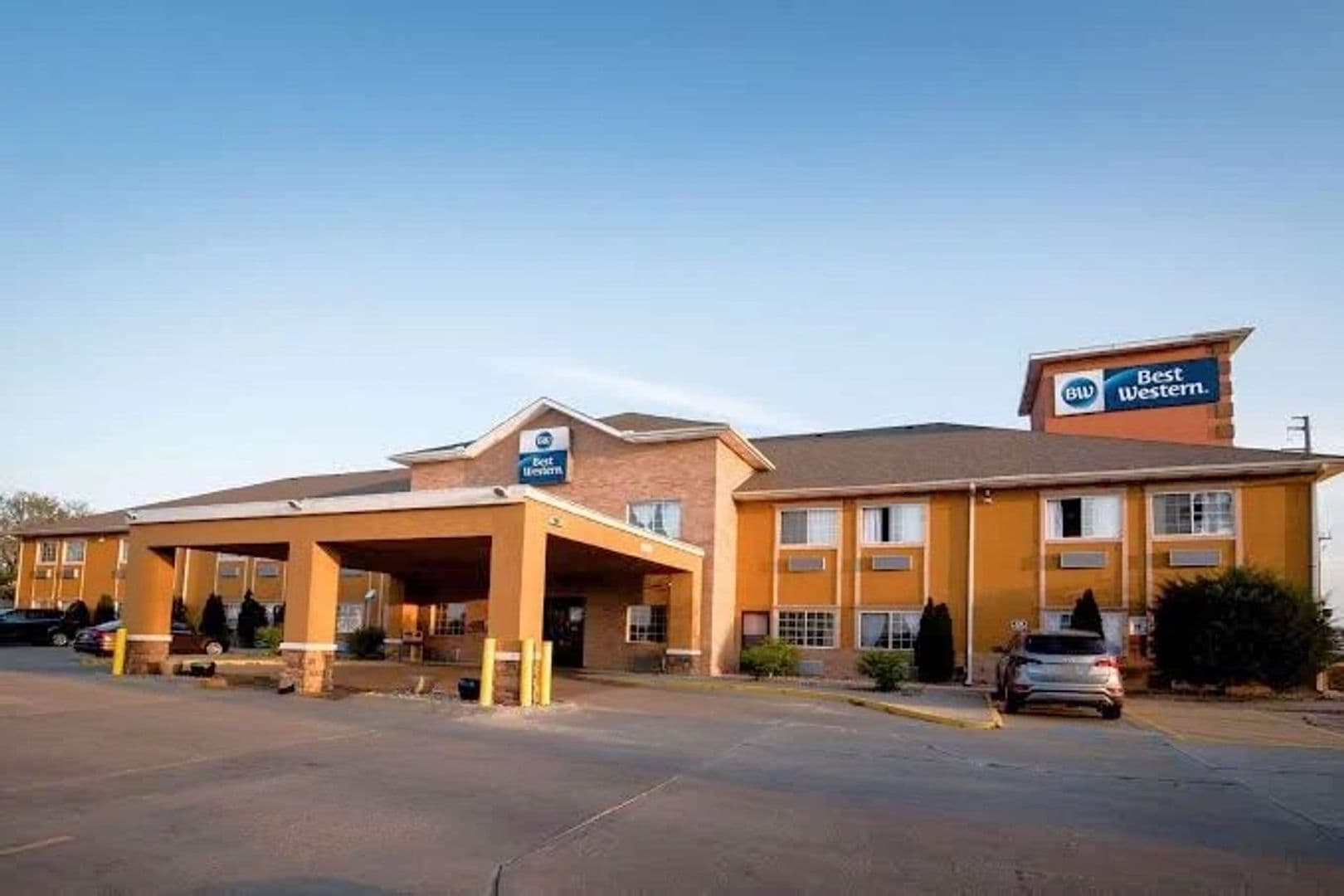 Topeka Apartment: 700 SW Fairlawn Rd. - Best Western RM 217