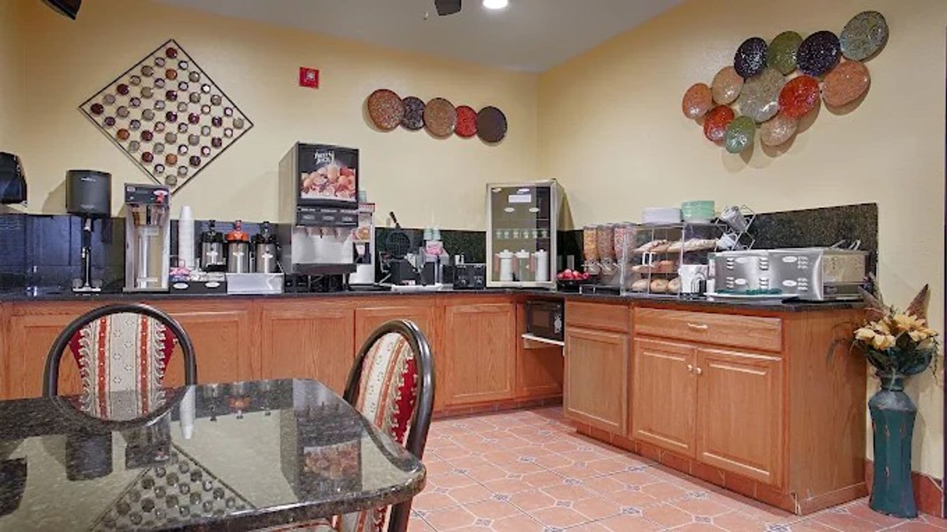 Topeka Apartment: 700 SW Fairlawn Rd. - Best Western RM 217