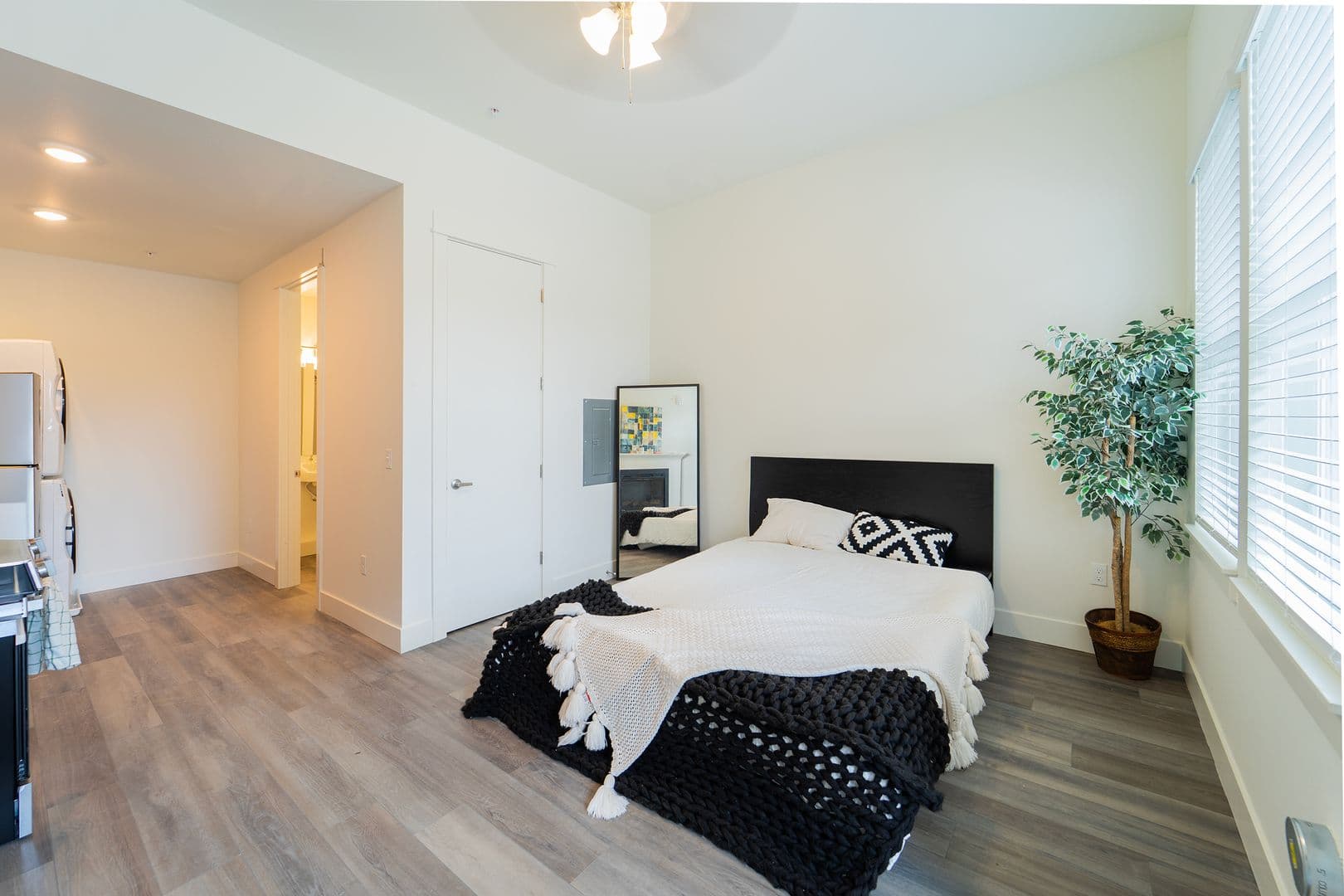 Portland Apartment: 11 SE 57th Ave