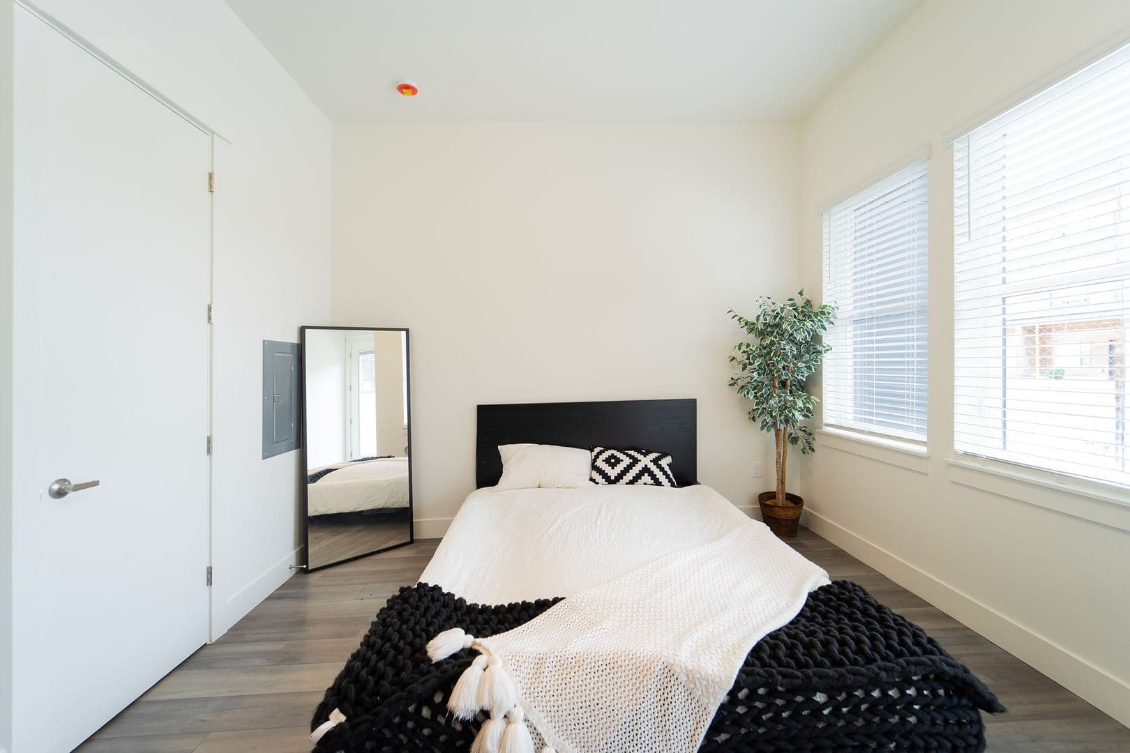 Portland Apartment: 11 SE 57th Ave